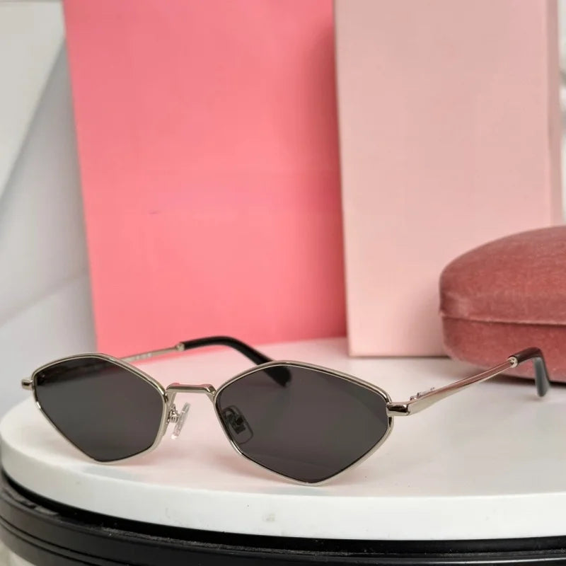 Luxury Women Metal Sunglasses Brand Designer Half-Frame Diamond-Shaped Eyeware Ladies Summer Travelling Beach For Sun Glasses
